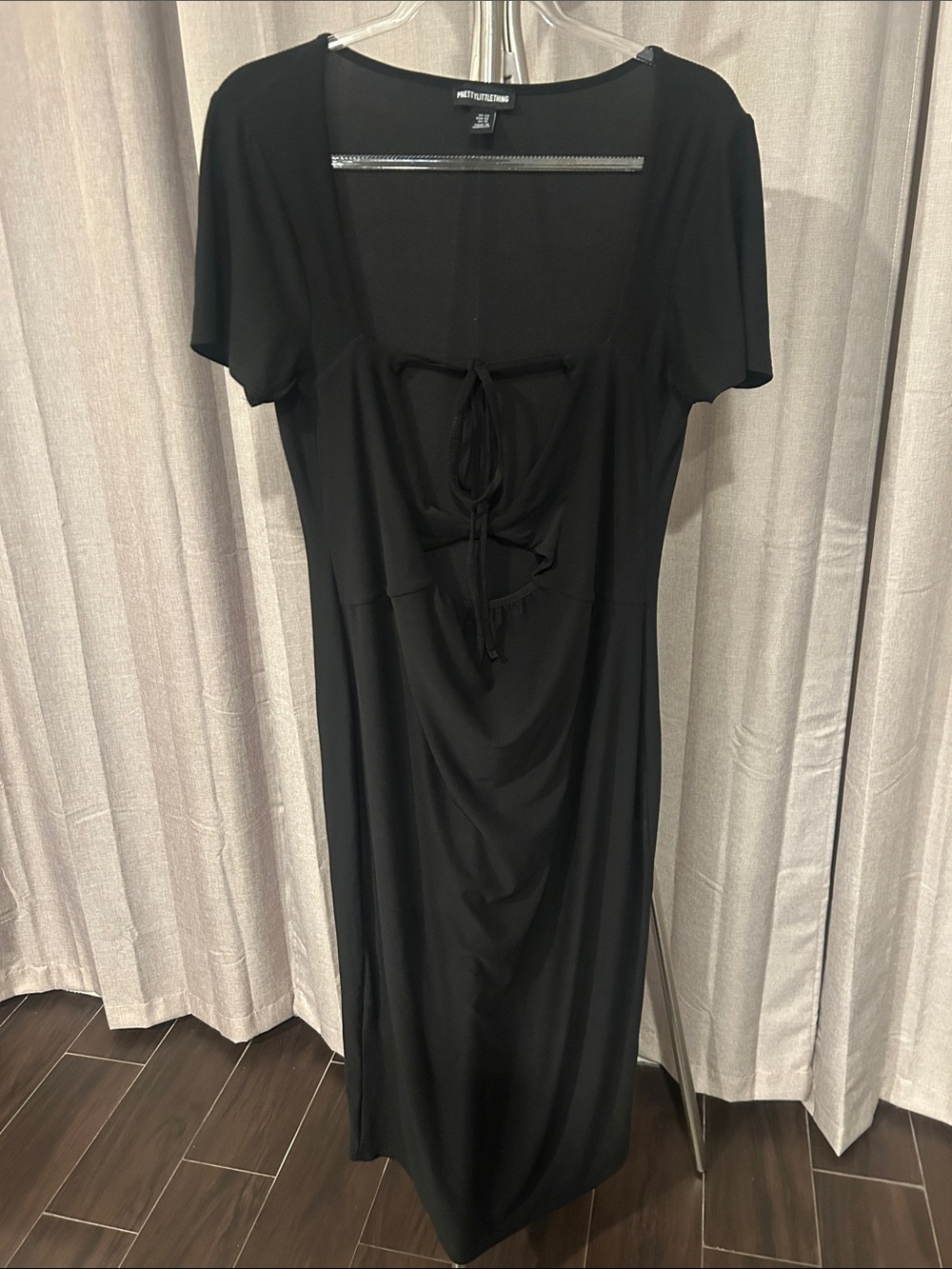 Pretty little Thing  Tie-Front maxi Dress